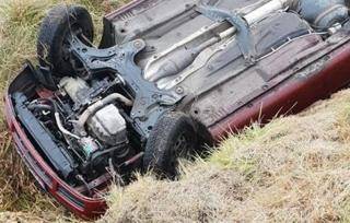 Na drodze Błonie - Miękinia auto wpadło do rowu