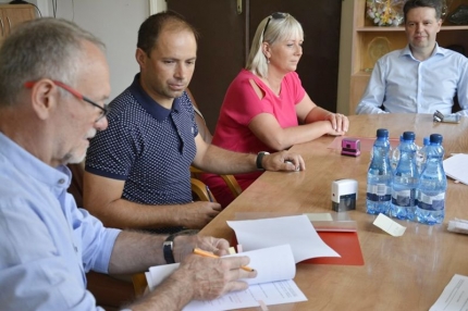 Umowa na przebudowę chodnika w Gościsławiu podpisana