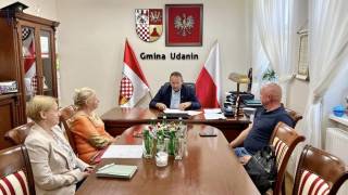 Wójt Gminy Udanin podpisał umowę na termomodernizację elewacji budynku użyteczności publicznej / fot. Gmina Udanin