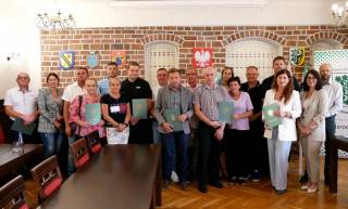 „Aktywni na Ziemi Średzkiej” podpisali umowy / fot. Gmina Środa Śląska