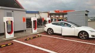 Jedyna na ten moment w powiecie średzkim stacja ładowania mieści się na Orlenie w Wichrowie (gm. Kostomłoty) / fot. facebook.com/MojaTesla