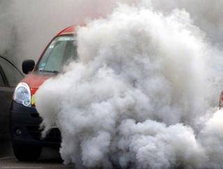 Feralny zjazd z autostrady, pożar auta... - raport strażaków