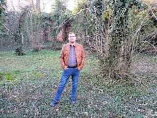 Fotografia pozostałości zamku w Środzie Śląskiej. Na zdjęciu autor tekstu dr Sebastian Wojdyła