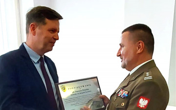 Przewodniczący Rady Miejskiej Andrzej Bielski wręczył podziękowanie dla Płk Dariusza Dejneki Dowódcy 10. Brygady Łączności