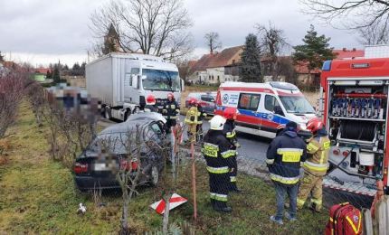 W Cesarzowicach zderzyła się osobówka z ciężarówką