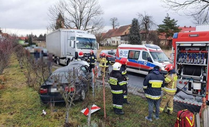 W Cesarzowicach zderzyła się osobówka z ciężarówką