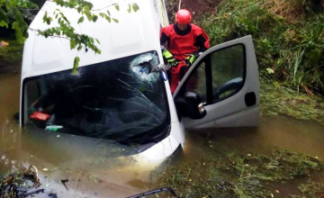 Ok. 5 godzin trwało wyciąganie samochodu dostawczego z cieku wodnego. W zdarzeniu nikt nie ucierpiał / fot. KP PSP w Środzie Śląskiej