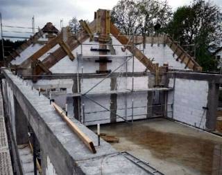 Budynek świetlicy w Wilkszynie pnie się w górę