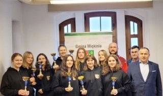 Zawodniczki otrzymały szczególne podziękowania za swoje osiągnięcia / fot. Gmina Miękinia