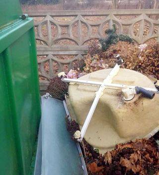 Kto podrzuca śmieci do kontenerów cmentarnych?