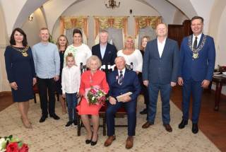 Jubileusz 60-lecia małżeństwa Państwa Reginy i Józefa Kowalczyków w Urzędzie Sanu Cywilnego w Środzie Śląskiej / fot. Studio Foto Sztuka