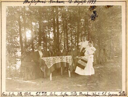 Od lewej: żona leśniczego Telle, mama, panna Telle, tata, leśniczy Telle, Marichen, panienka Hanna Telle.