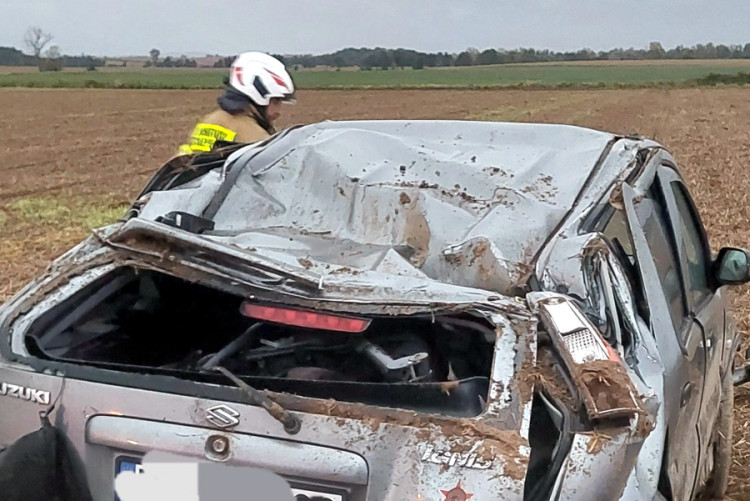 Dachowanie samochodu w gminie Udanin – dwie osoby trafiły do szpitala