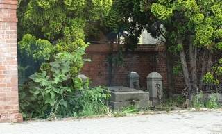 Uderzył w latarnię i wjechał w ogrodzenie pomnika