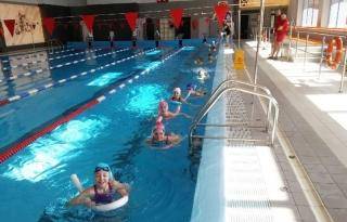 Dzieci z gminy Udanin uczą się pływać