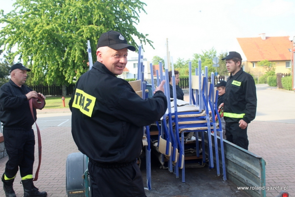 Dzięki darczyńcy i strażakom szkoła w Udaninie ma nowe ławki i krzesła