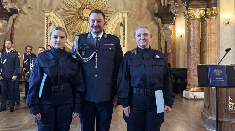 Nowo przyjęte funkcjonariuszki średzkiej policji wypowiedziały rotę ślubowania