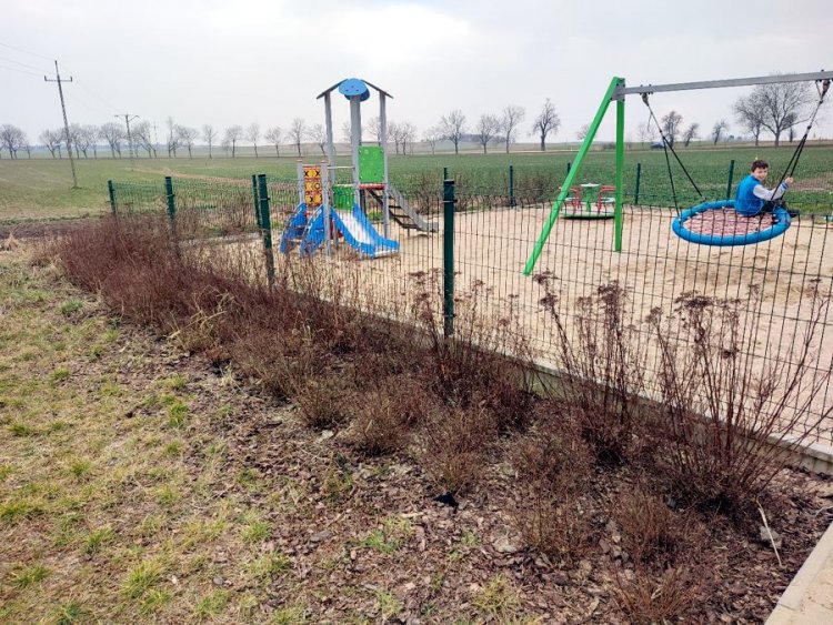 Zadanie obejmuje m.in. pielęgnację trawników i krzewów w obrębie placów zabaw (za zdjęciu plac zabaw w Gozdawie)