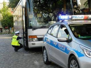 Policjanci kontrolują autokary