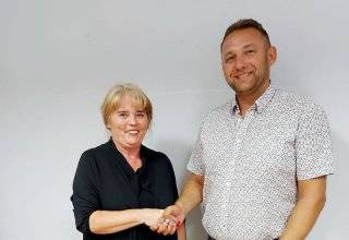 Nowo wybranej pani sołtys pogratulował wójt Wojciech Płaziuk / Fot. Gmina Udanin