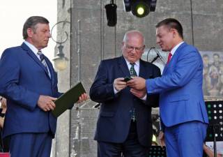 Fot. arch.: V 2018, Rynek Dolny Środzie Śląskiej, Wręczenie dr Tadeuszowi Samborskiemu medalu "Zasłużony dla Gminy Środa Śląska" na II Festiwalu Orkiestr Dętych