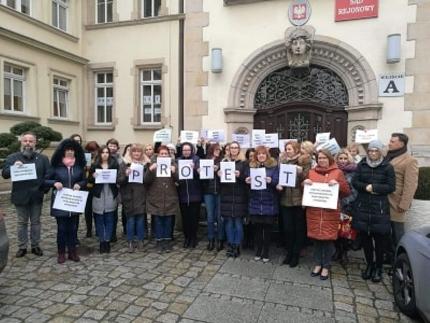 Protest pracowników średzkiego sądu trwa