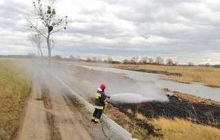 Uszkodzony dach, auto w rowie, pożar (z raportu straży pożarnej)