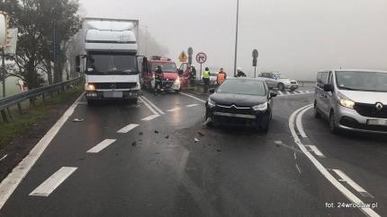 Wypadek na zjeździe w Kostomłotach. Poszkodowana jedna osoba