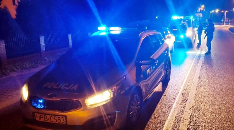 Policyjny pościg zakończony zatrzymaniem sprawców kradzieży ze stacji paliw