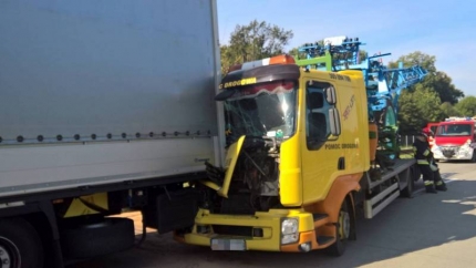 Kolizja na autostradzie. Laweta uderzyła w ciężarówkę