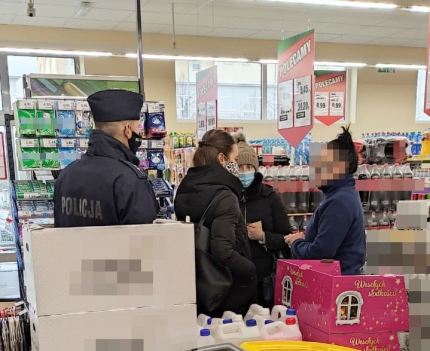 Policjanci kontrolują i przypominają o obostrzeniach