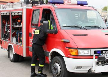 Radiowóz ugrzązł w błocie (z raportu strażaków)