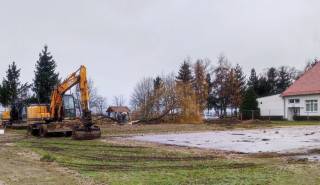 Rozpoczęła się budowa boiska wielofunkcyjnego przy szkole w Udaninie