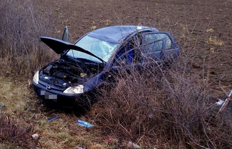 Samochód wypadł z drogi, kierowca odmówił pomocy...