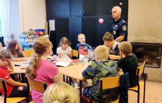 W ramach akcji Bezpieczne Wakacje, Straż Miejska w Środzie Śląskiej spotkała sięz dziećmi w świetlicach wiejskich / fot. Straż Miejska