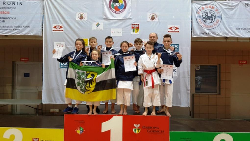 10 medali dla naszych karateków w Dąbrowie