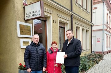 Podpisano umowę darowizny budynku mieszkalnego nr 35 w Ujeździe Górnym / fot. Gmina Udanin