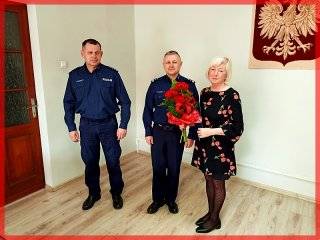 Komendant Powiatowy Policji mł. insp. Dariusz Smoliński , I Zastępca Naczelnika Wydziału Kryminalnego asp. szt. Leopold Pichowicz wraz z Sekretarką Wydziału Kryminalnego Panią Marianną Kluczyńską