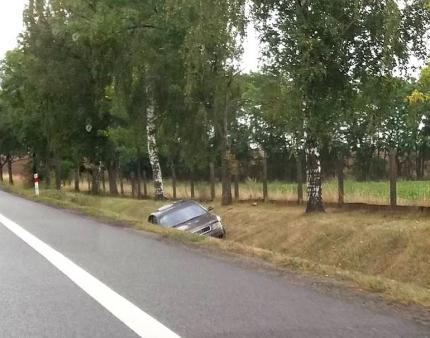 Auto porzucone w rowie