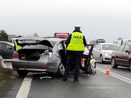 Osobówka zderzyła się z ciężarówką – policjanci apelują o ostrożność na drodze!