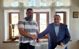 W Urzędzie Gminy Miękinia wójt Jan Marian Grzegorczyn podpisał umowę z wykonawcą