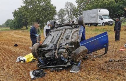 Dachowało auto. Kierowca doznał bardzo poważnych obrażeń