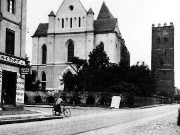 Widok fragmentu ul. Legnickiej z kościołem św. Andrzeja w oddali. Zdjęcie ze zbiorów dr Pawła Dumy datowane na lata 1930-1945