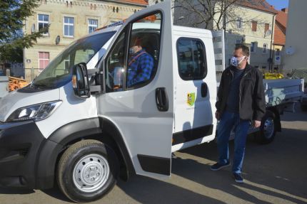 Nowy samochód dla powiatowych drogowców