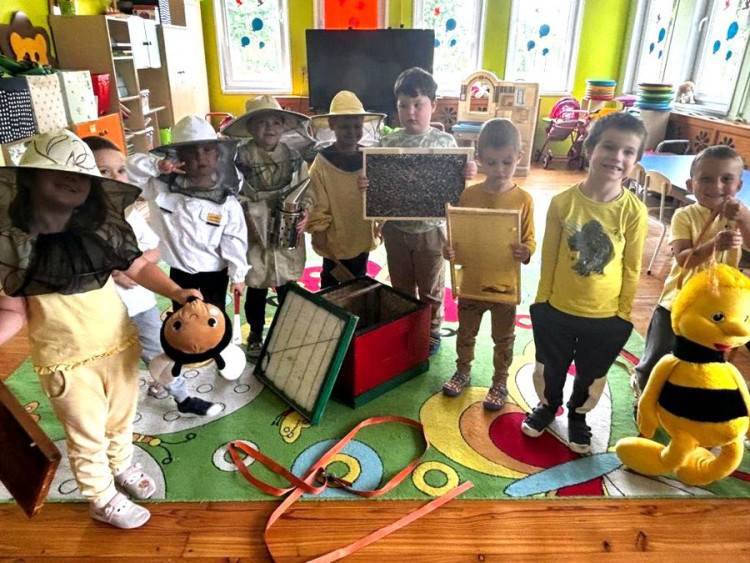 Miodowa lekcja - Dzień Pszczół w Przedszkolu w Ciechowie