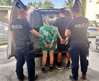 Średzcy Policjanci zatrzymali dwóch sprawców kradzieży szczególnie zuchwałej na gorącym uczynku / fot. KPP w Środzie Śląskiej