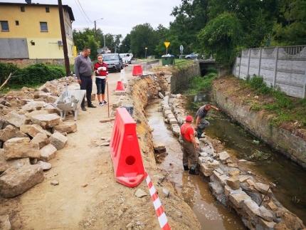 Remont murów oporowych na rzece w Ujeździe Górnym