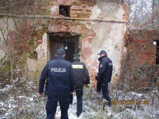 Dzielnicowi i strażnicy gminni z Miękini sprawdzają miejsca, w których mogą przebywać osoby bezdomne