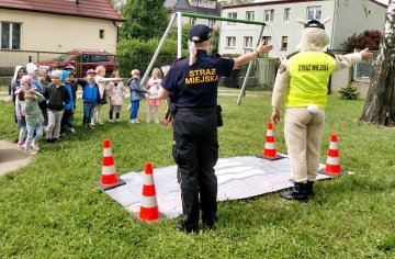 Bezpieczny przedszkolak - cykl spotkań ze strażnikami miejskimi