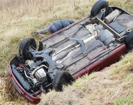 Pomiędzy Miękinią, a Mrozowem auto wpadło do rowu